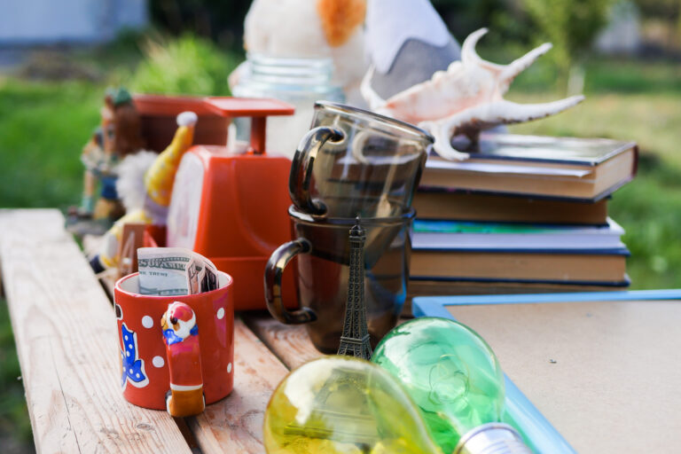 Ein Tisch, worauf tassen stehe, Glüghlampen und Bücher liegen uns vieles mehr.