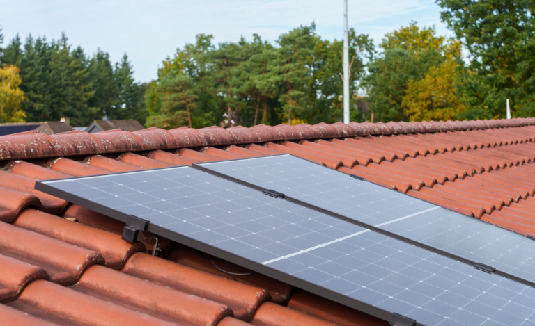 Solarzellen einer Balkonwerks auf dem Dach des Vereinsheims.