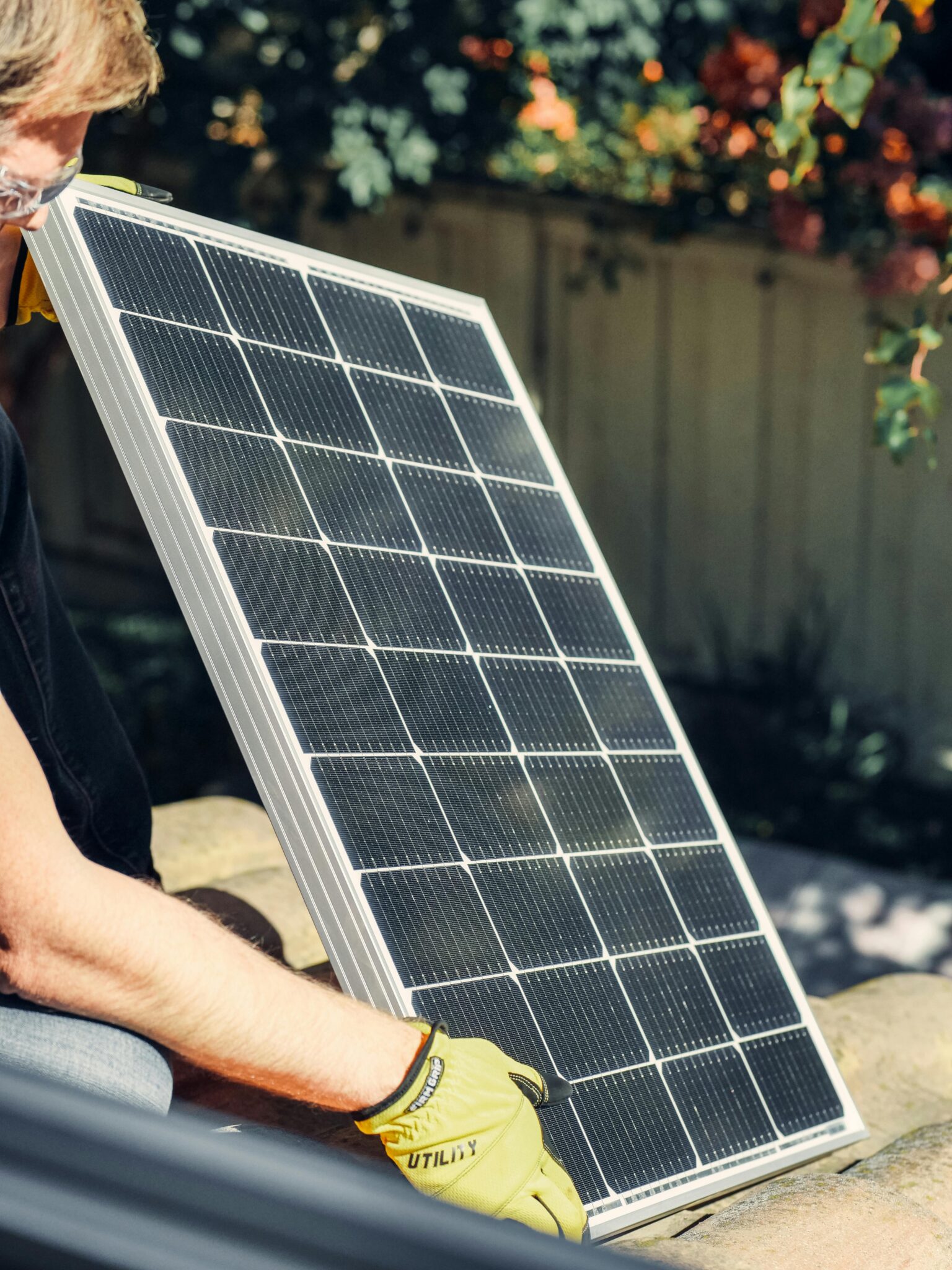 Eine Solarplatte, die gerade auf einem Dach montiert wird.