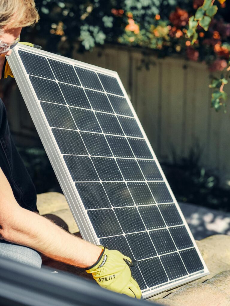Eine Solarplatte, die gerade auf einem Dach montiert wird.