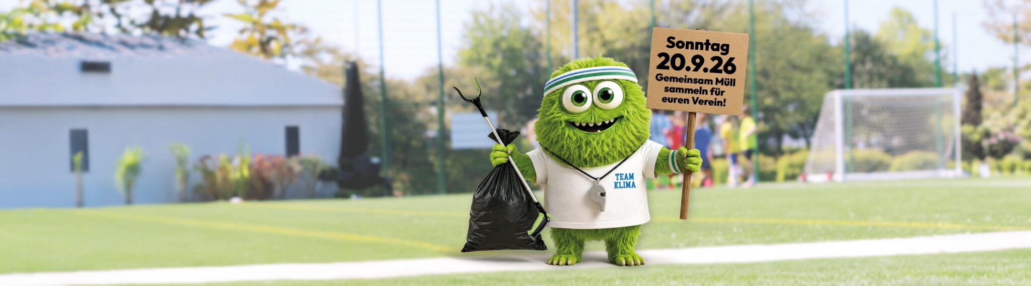 Eine grüne Plüsch-Mascot-Figur mit Müllzange und Sack hält auf einem Sportplatz ein Schild mit der Aufschrift „Sonntag 20.9.26 – Gemeinsam Müll sammeln für euren Verein!“.