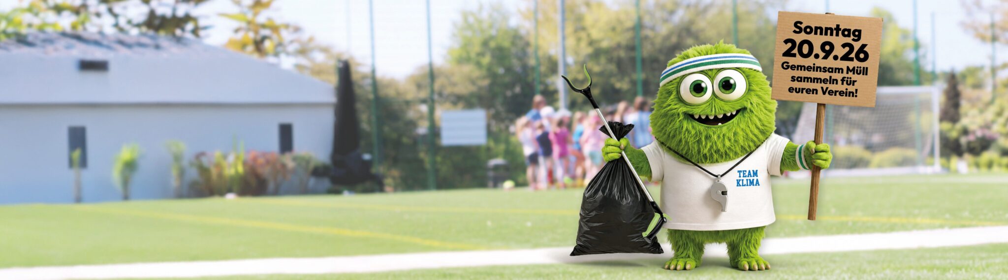 Eine grüne Plüsch-Mascot-Figur mit Müllzange und Sack hält auf einem Sportplatz ein Schild mit der Aufschrift „Sonntag 20.9.26 – Gemeinsam Müll sammeln für euren Verein!“.